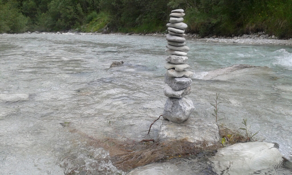 gestapelte Steine im fliessenden Wasser